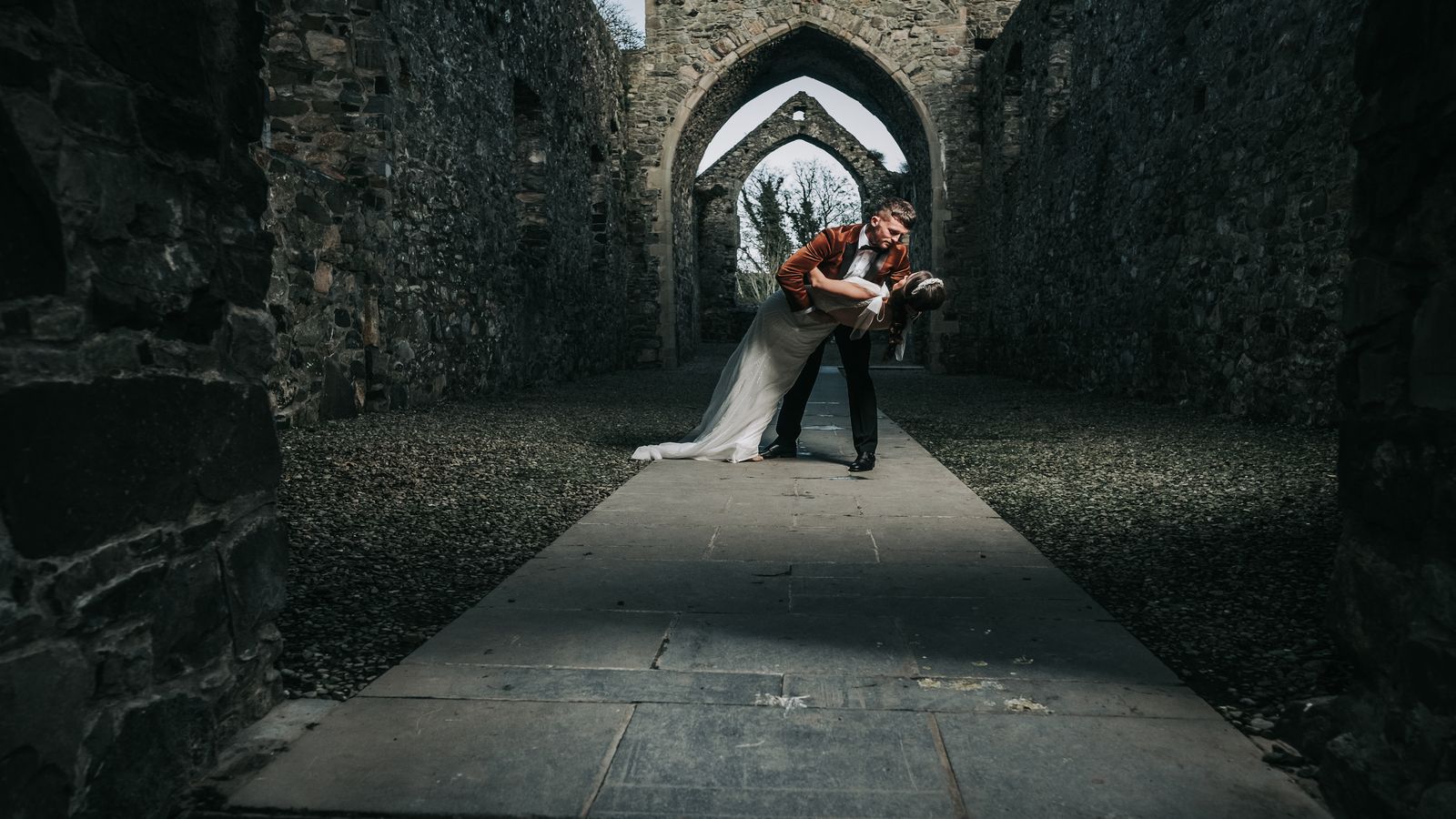 bride__groom_arch_1600x900